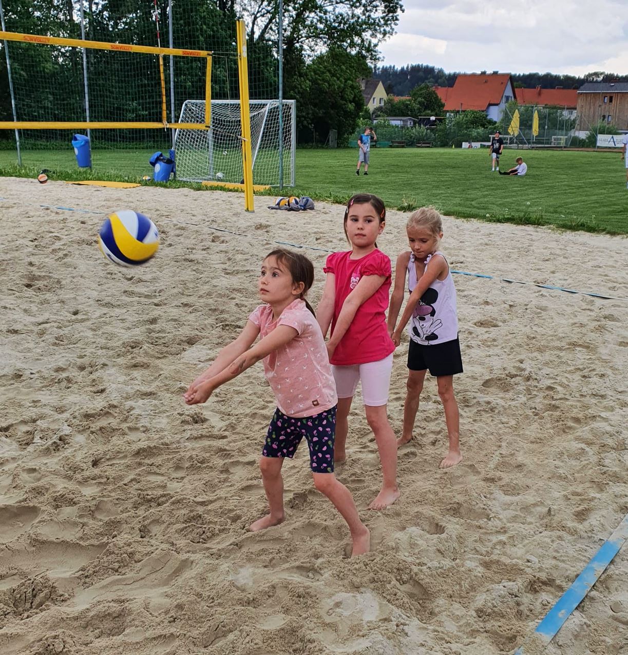 Erstes Beachvolleyballtraining für Kinder im Voksschulalter